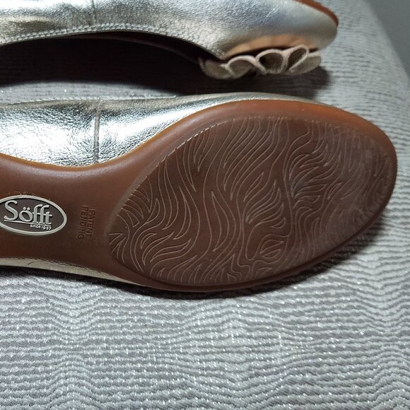 Sofft Gold Metallic Flower Shoe with Low heel Size 7N - Picture 9 of 11